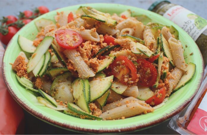 Pasta carbonara with tomatoes and zucchini