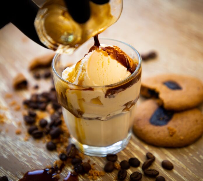 coffee-4648041_1280 Ice cream with chocolate drizzle